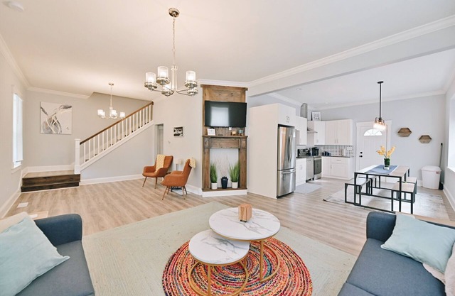 Perfect Large Downtown Indy Home - Sleeps 16 - Luxury, Clean & Central Location