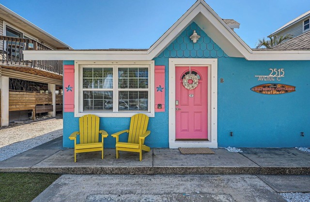 Great location, cute cottage, 2 min walk to beach, 2bd/2ba home w/private pool