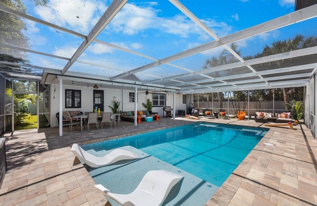 Perfect location 6 Bedroom, 4 Bathroom house. GameRoom,HeatedPool. 5min to Beach