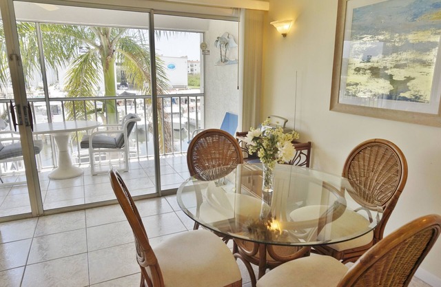 2ème étage Une chambre avec ascenseur, vue sur la marina et accès à la piscine A1221MB