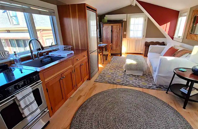 L'emplacement est parfait! Par Plage, Port et ville! Superbe Gingerbread étage Aptmt