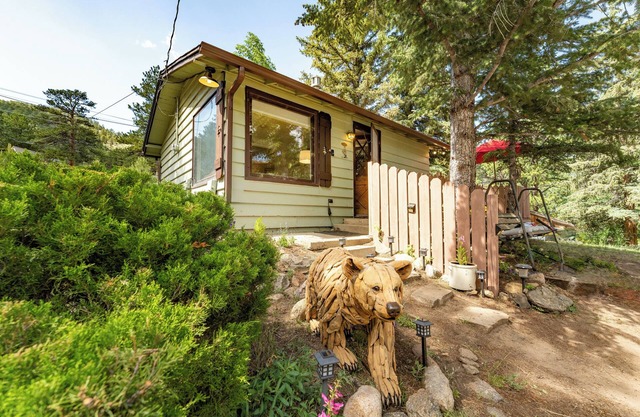 Perfect location, Private cabin, Hot Tub, Bikes, Rocky Mountain National Park