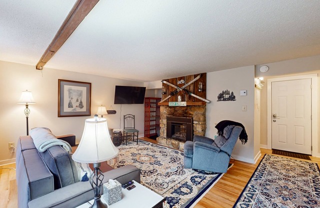 Perfect Mountain Retreat with Wifi, Full Kitchen and Fireplace