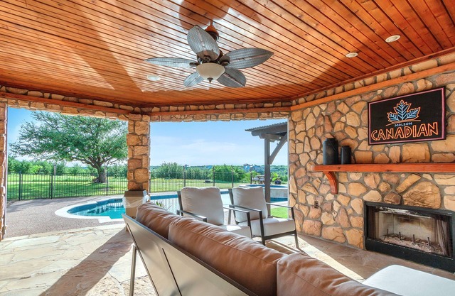 Perfect multi-family getaway close to Hells Gate and Bluff Creek Marina