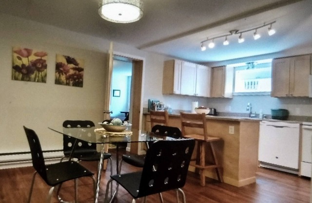Moderne, propre et spacieux, 2 chambres, parfaitement situé, avec parking sur place