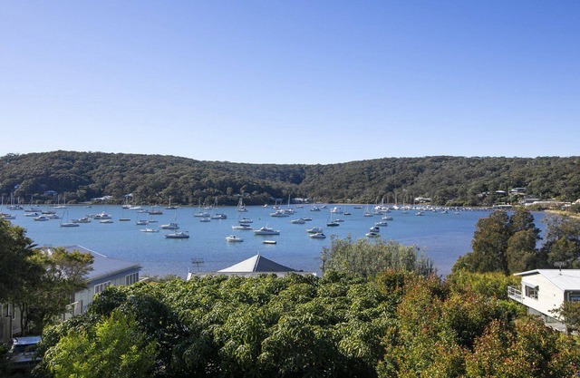 Bathed in sunshine this beautiful holiday home is perfectly positioned to take in the stunning vista