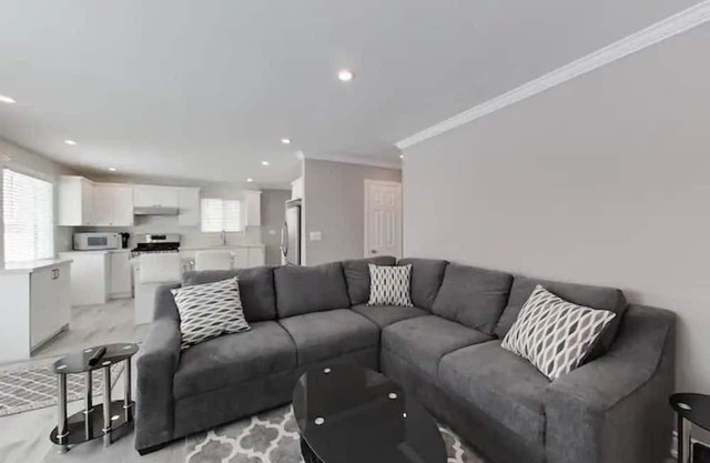 🌼Perfect New Large 4 bedroom Home with free parking 🌺