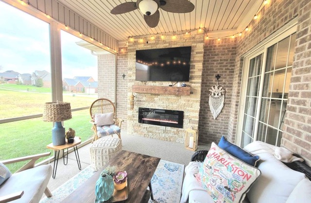 Perfect ranch style home for the Bourbon Trail w/ screened-in porch
