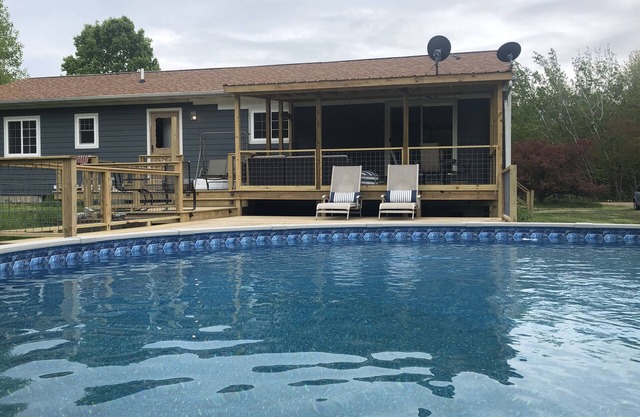 Retraite parfaite pour la famille et les amis, piscine privée chauffée!
