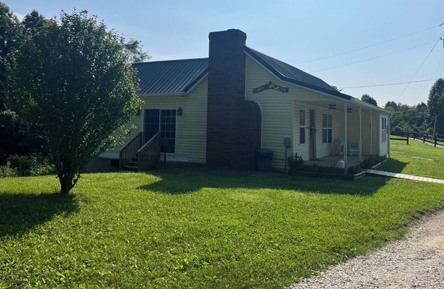 Perfect RRG Location - Farmhouse with hot tub