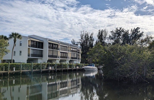 Location saisonnière Parfait. Canal Condo avant. Moins de mile de la plage. 40ft bateau slip