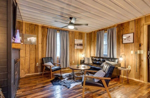 Secluded Creekside Cabins with Hot Tubs | Perfect