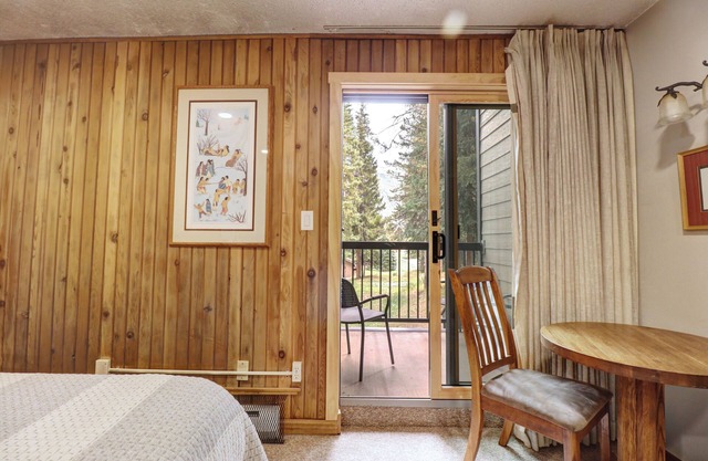 Perfect Ski in/Ski out Hotel Room. CM117H Parking offsite, $20 a night