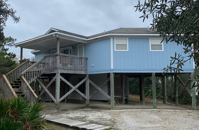 Perfect snowbird getaway! Quiet community private beach. Monthly rates available