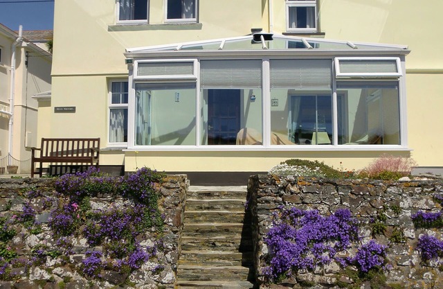 Cottage orienté plein sud surplombant le port de Mevagissey et de l'autre côté de la baie.