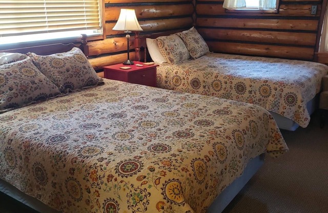 Perfect Spot! Heated Pool, Parking, At Yellowstone's North Entrance