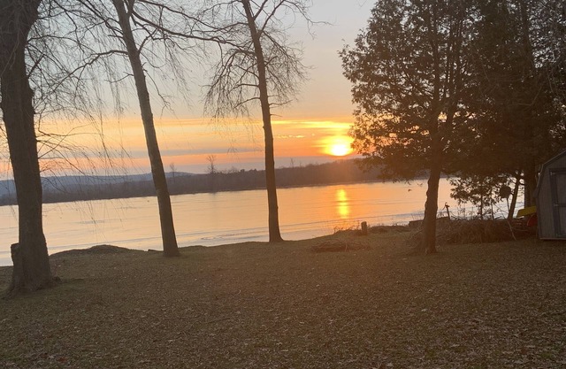Parfait pour une escapade au nord. Front de mer sur tout lac de sport. Pêche hiver et été. Près de nombreux sentiers de randonnée des brasseries, des caves et du lac Michigan.