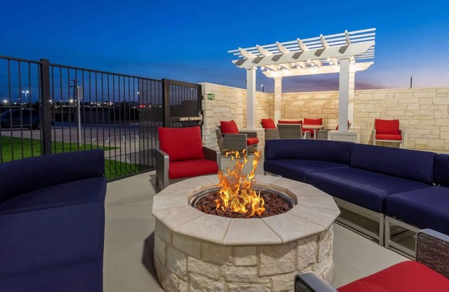 Perfect Vacation Spot! Free Breakfast, Pool, Parking! Close to Sunset Mall!