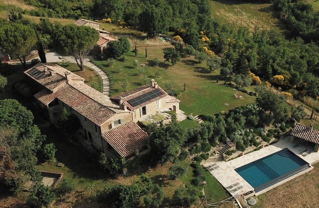 Ferme familiale parfaite pour 12 personnes avec une superbe piscine à débordement et un grand jardin