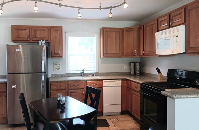 Perfectly Cozy! Close to so many places. Pet friendly. Great private backyard.