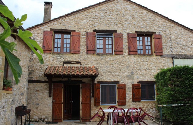 Gîte périgourdin avec piscine partagée, cheminée et animaux admis près de Bergerac