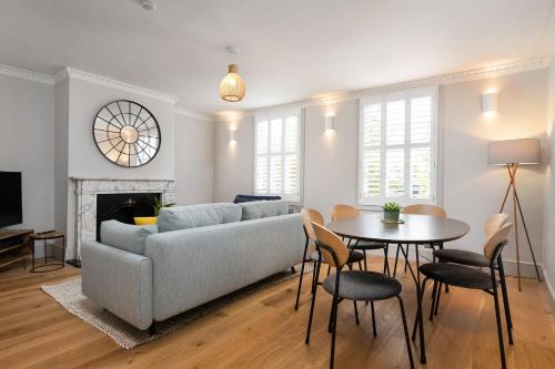 Period Henley 2 bed apt with parking for 1 car