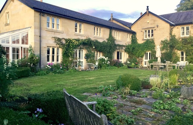 Maison d'époque avec salles familiales spacieuses et chambres confortables,