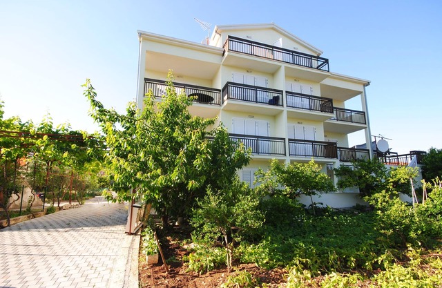 L'appartement Ana Perkovic se trouve à seulement 50 mètres de la plage accueillante de Kaštel Štafić.