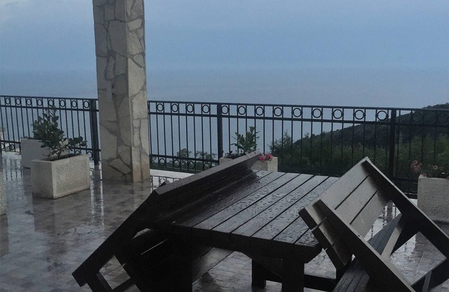 La résidence Perla est située à 3 km du centre de Sveti Stefan