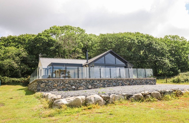 PERTH Y DERI, with open fire in Llanddwywe