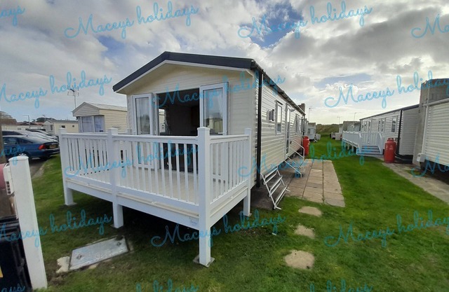 Pet friendly caravan in Walton on the Naze