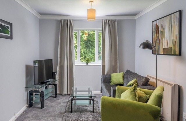 Pet Friendly 1-Bedroom Corporate Apartment in Peaceful Crawley with Free Parking