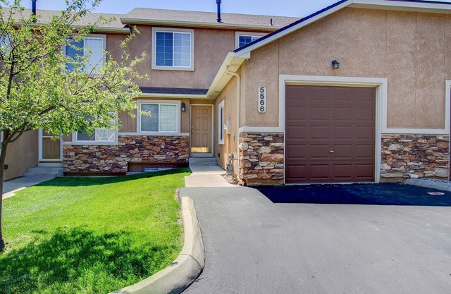 Une escapade intemporelle! 2200 sq / ft 2+ chambre à coucher, 2. 5 Townhome ville de bain