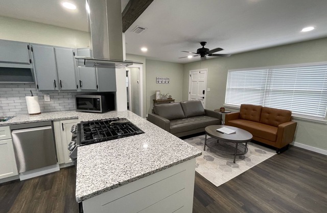 Pet friendly 2-bdrm home minutes from downtown