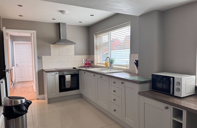 Pet-friendly - 2 Bedrooms Bungalow Beach - Parking