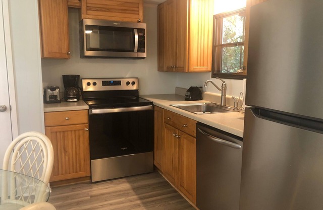 Pet Friendly 2 bedroom w/ Calabash River Access