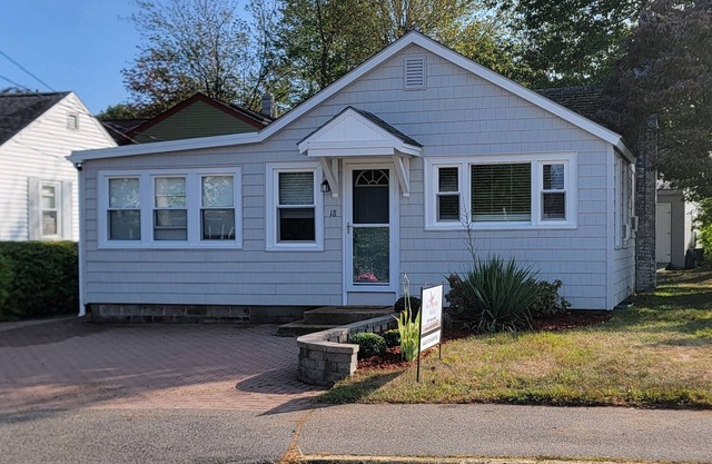 Pet-friendly 2-bedroom house in Ogunquit steps from Footbridge Beach