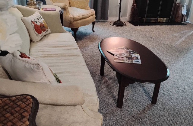 Pet friendly 2-bedroom apartment with WiFi, AC, Pool in fabulous Bon Air