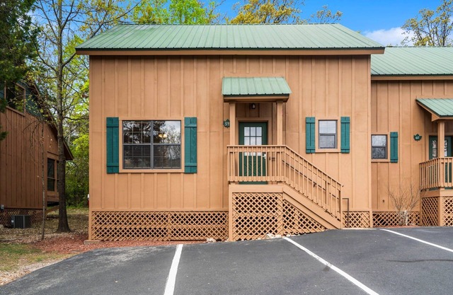 Pet-Friendly 2BR Cabin with Jetted Tub, Pools & Screened Deck Near Branson