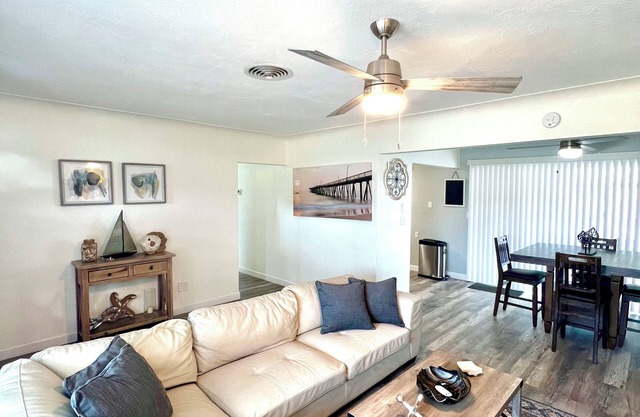 Pet Friendly:) located near beach, theme parks , restaurants
