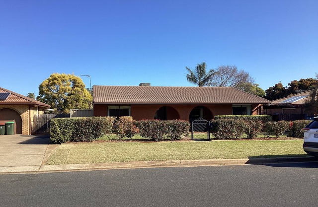 Pet friendly, 3 bedroom home, close to shops, attractions & medical specialists.
