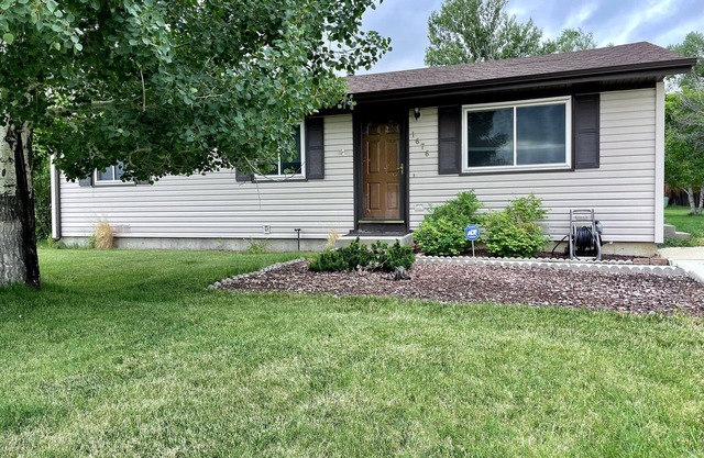 3 bedroom home near hospital and walking paths. Large Backyard!