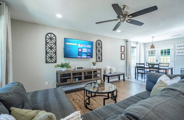 City Getaway: Pet-Friendly, Outdoorsy & Discounts!