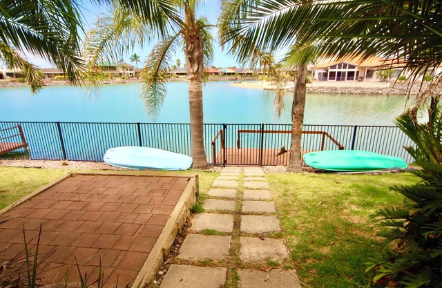 Pet-Friendly 4-Bedroom Lakeside Getaway with BBQ, Private Jetty & Stunning Views in Encounter Bay