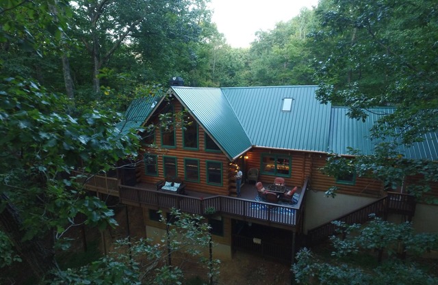 Bear Mountain Lodge is a PET friendly TRUE log cabin located in Bent Tree!