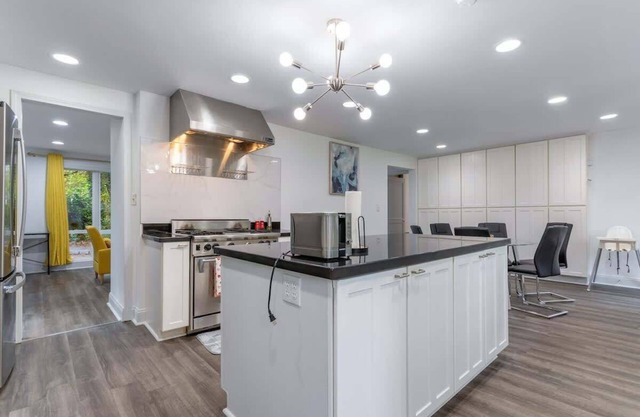 Pet-Friendly 4BR Home, Huge Yard, Sleeps 12