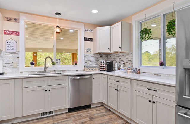 Pet Friendly, 5 Beds near Lancaster w/King Bed, Fire Pit, Hot Tub, A/C, Game Rm