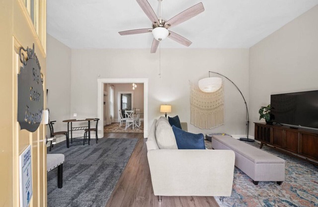 Pet friendly 5 minute walk to Bath House!