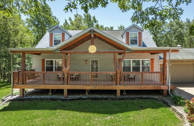 Pet-Friendly 5BR Cabin on 6-acres, Game Room, Deck, Sleeps 15, 10min to WI Dells