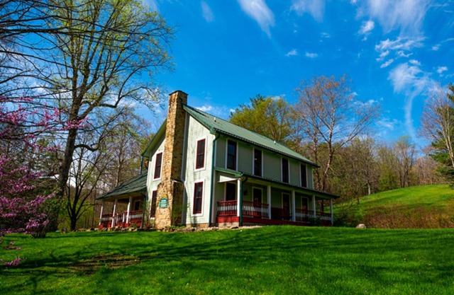 Pet Friendly, Hot Tub, 6 Bedroom Peaceful Farm